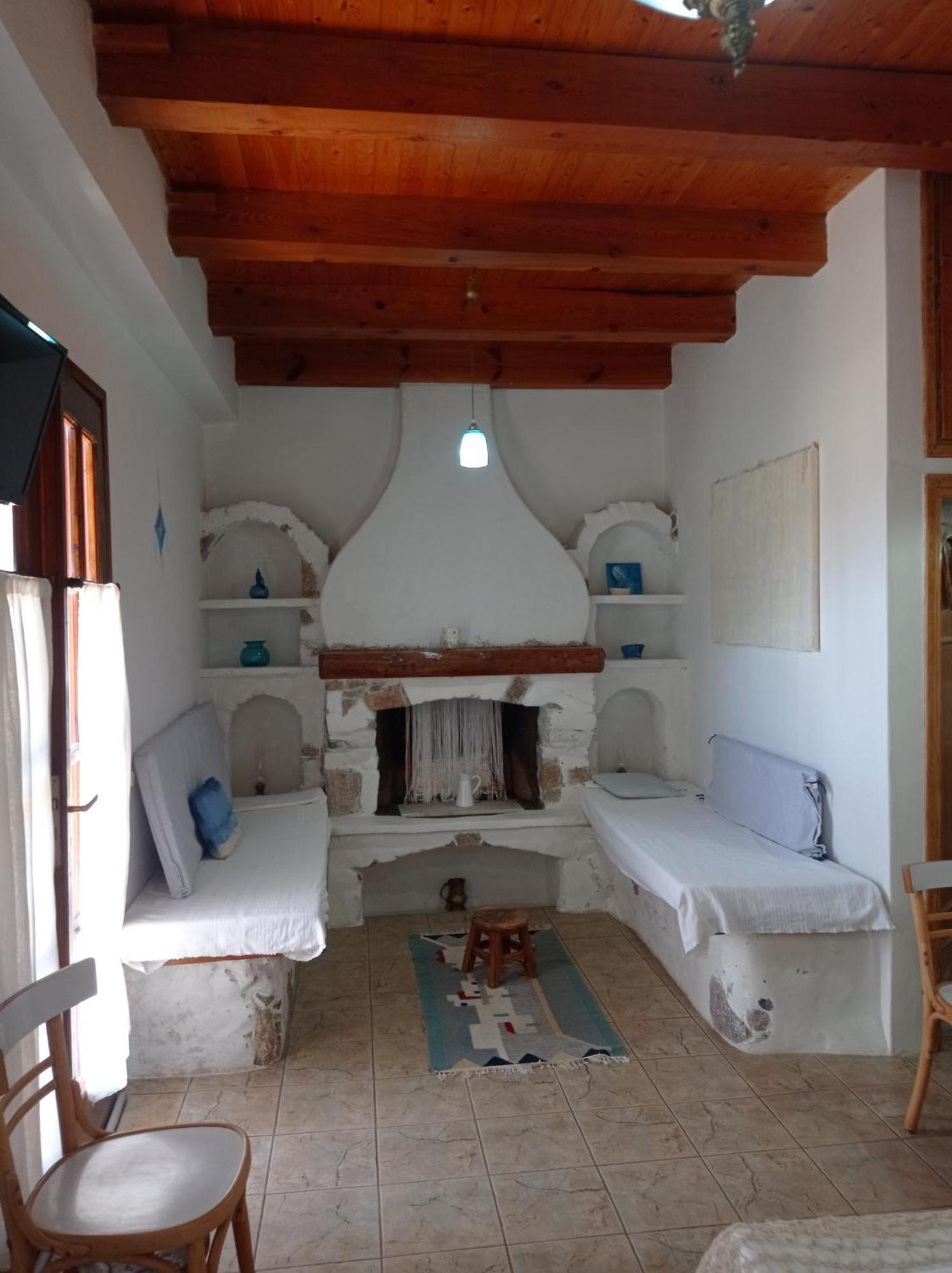 Harmonic Place Loutraki Bilik gambar